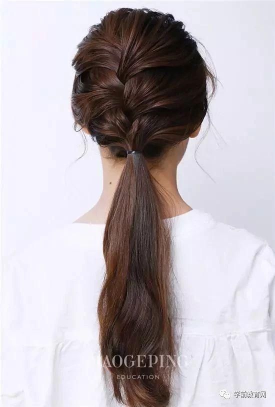 step1:梳理好头发后从头顶取三束头发开始辫法式辫,辫至脖颈上方