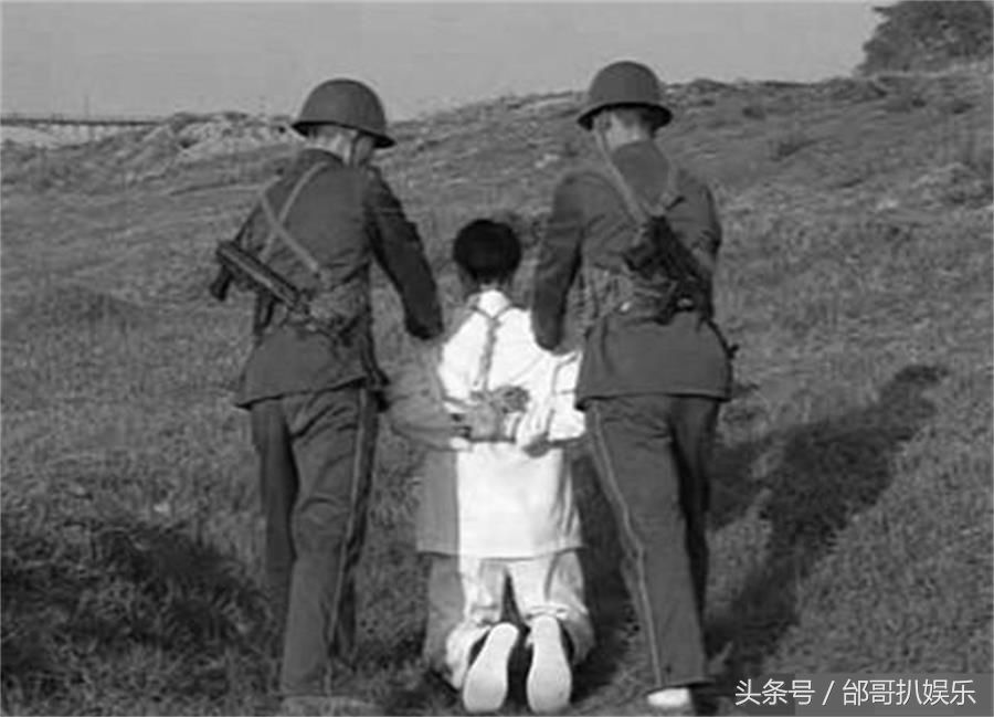 1983年严打时枪毙死刑犯现场照片,先公开审判,再押到枪决现场