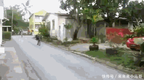 搞笑gif:后面小哥的表情亮了,真够抢镜的