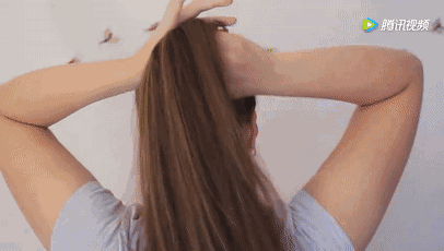 ▍第二步:一手将马尾按住,另一只手不断缠绕马尾,两手交替,将头发围绕