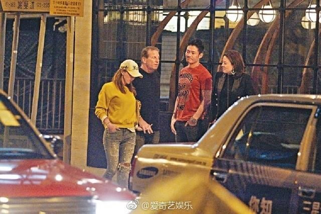 李玟 近日,有媒体拍到coco李玟与外籍老公bruce外出约会,照片中的