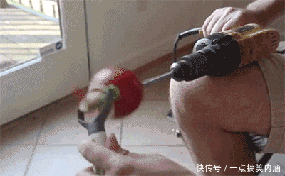 我发现电钻是个多功能工具啊,又能吃玉米又能削苹果