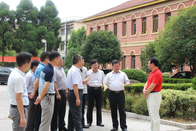 8月14日,市人大常委会副主任,县委书记王四华先后来到宁都三中,一小