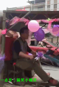 搞笑gif:都说收破烂的都是土豪,这次我真的信了!
