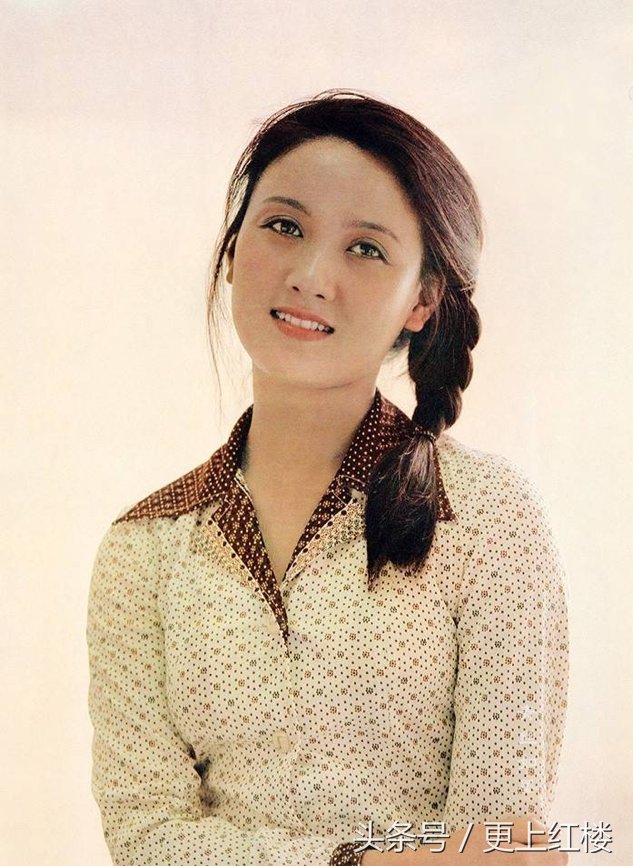 王熙凤的扮演者邓婕扎着松松散散的粗马尾,增加了成熟女人的妩媚感.
