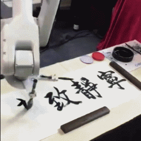 搞笑gif动图大家不必惊慌,妹子瞄准的地方是安全的