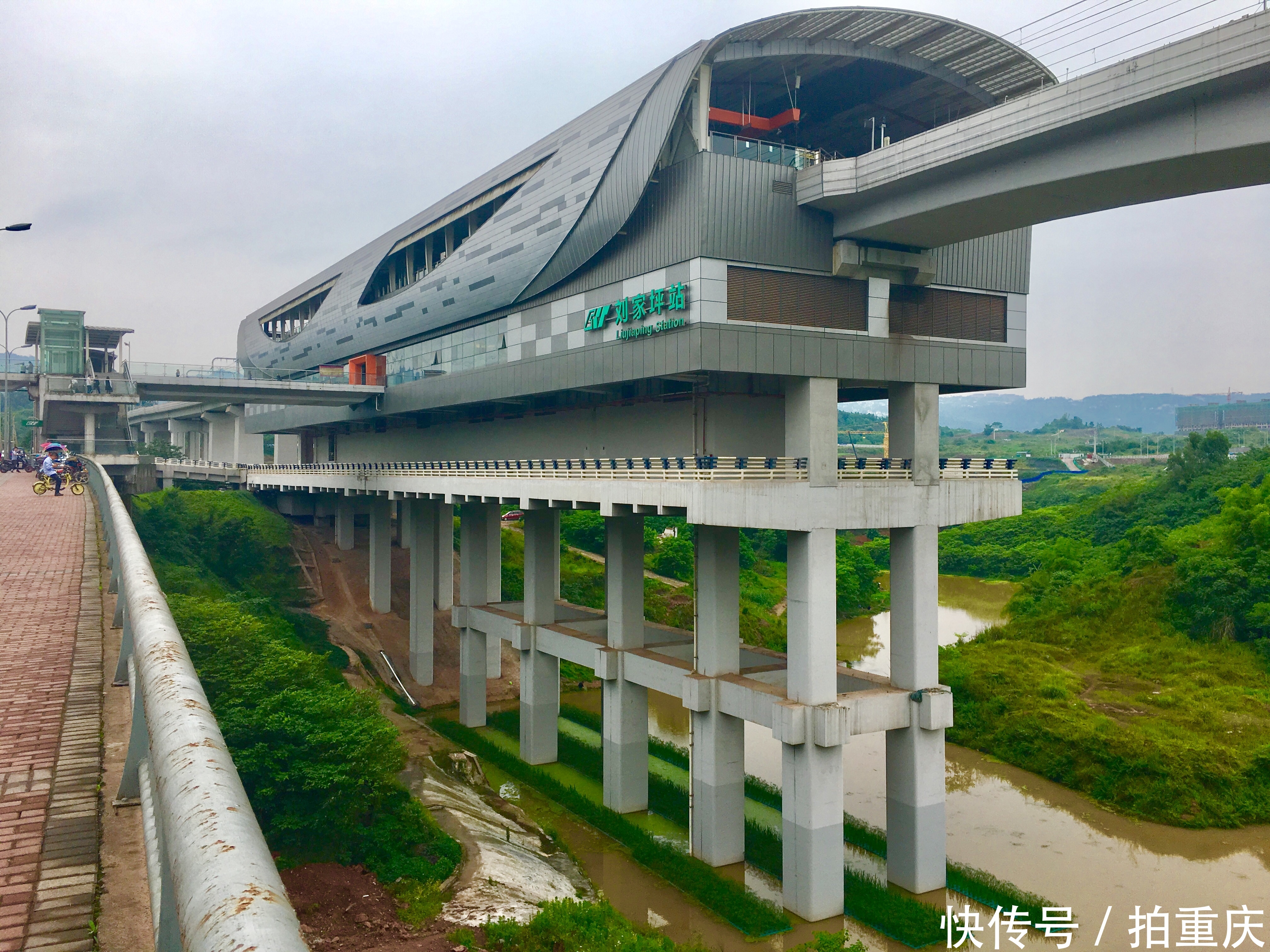 重庆李子坝轻轨站之后刘家坪轻轨站 一座高架侧式水上