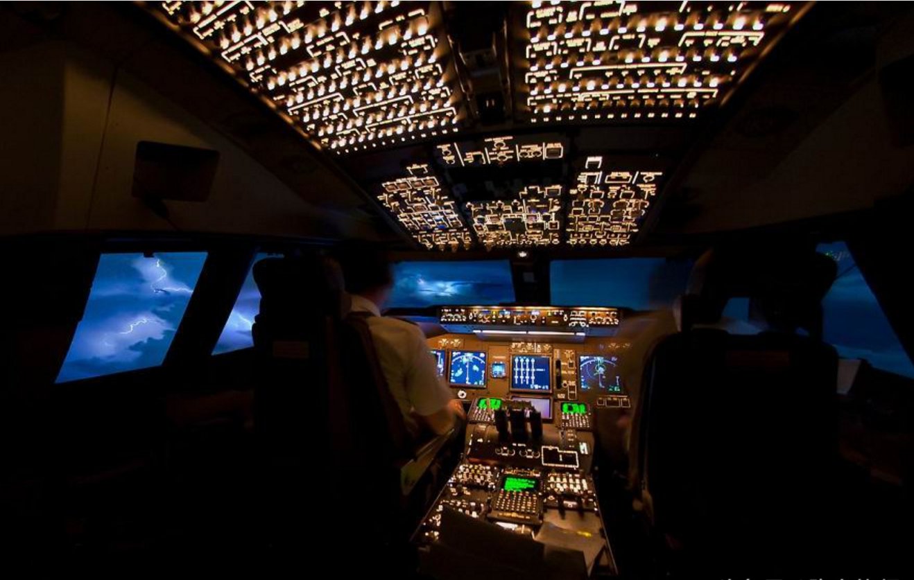 直击波音747驾驶舱,凌乱的仪表盘和操作按钮让人眼花缭乱