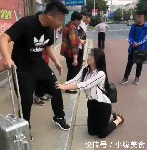 女子当众给男友下跪, 得知真相后, 众人替男子可惜