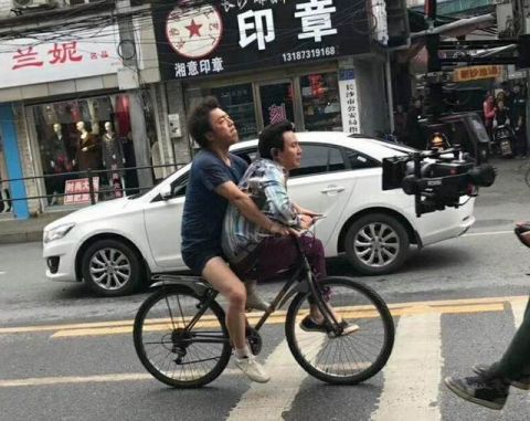 黄渤骑自行车载着沈腾,造型太搞笑了!网友:沈腾像个娇羞的小姑娘