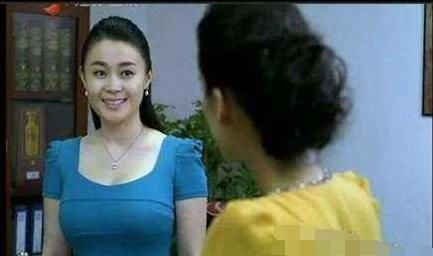 有好几次在直播平台都看到她老公, 有人偷拍到了关婷娜和自己老公在家
