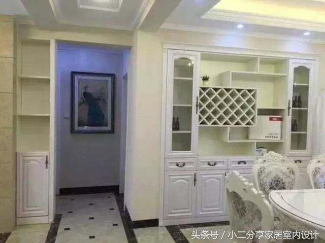 餐厅位置做了嵌入式的酒柜,木工师傅现场打的,款式与质量都还不错!
