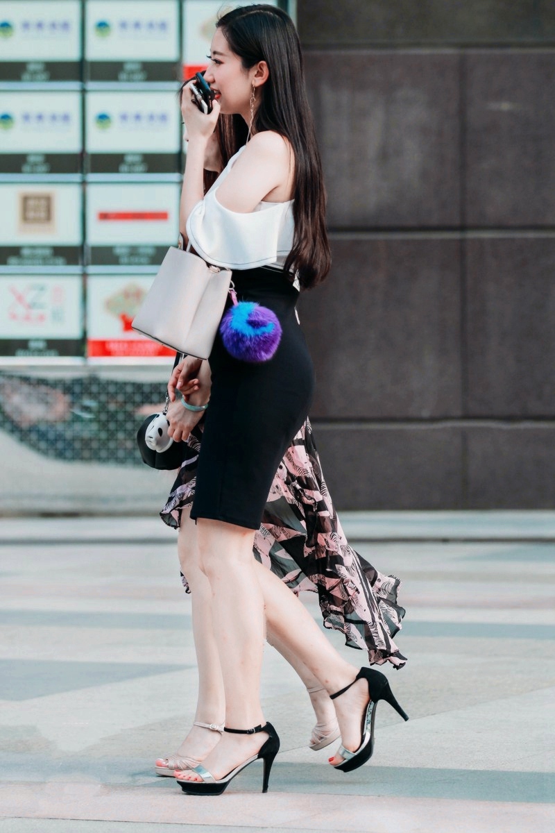 街拍:美女身材好,颜值高,穿搭更漂亮,看着如一朵明艳的花朵