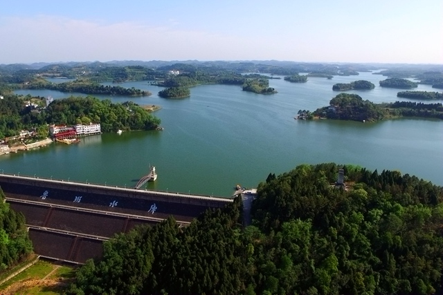 名字,喜欢旅游休闲的人们反而更熟悉它的另一个名字--鲁班湖风景区