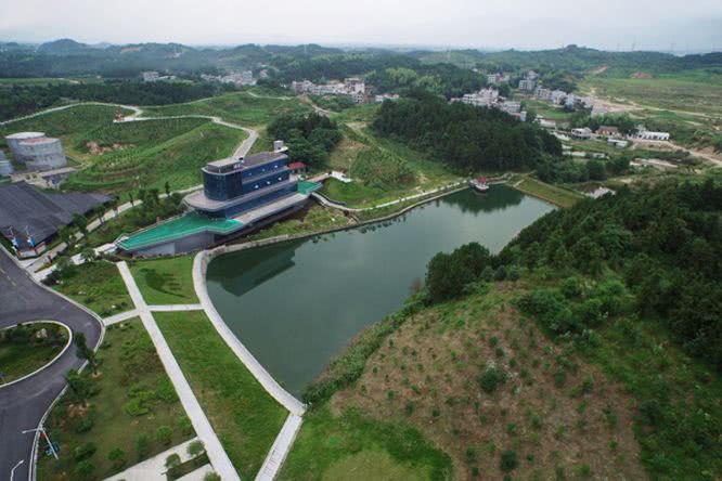 依托王母湖的地理条件优势,建设含中华孝文化,凤凰传媒文化,水生态