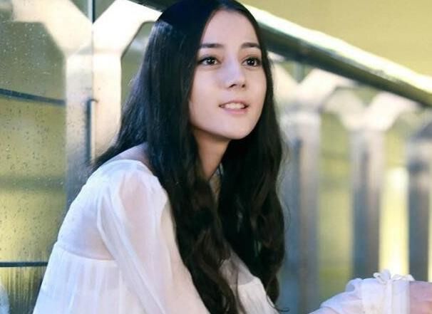 迪丽热巴妹妹正式宣布出道,一双大长腿超显眼,网友:不