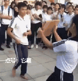 搞笑gif:妹子你这么玩,以后会没有对象的!