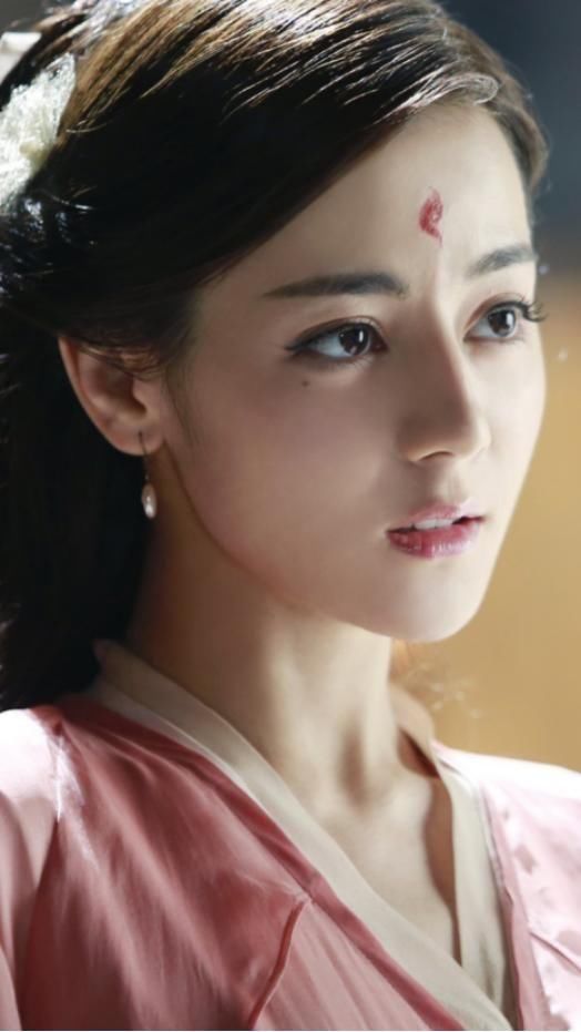 《三生三世十里桃花》中的青丘帝姬白凤九,额间绝美的暗红色凤尾花印