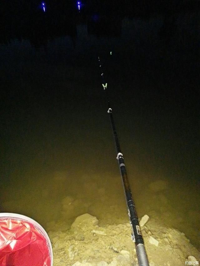 夜里钓鱼的朋友们要注意以下几点!