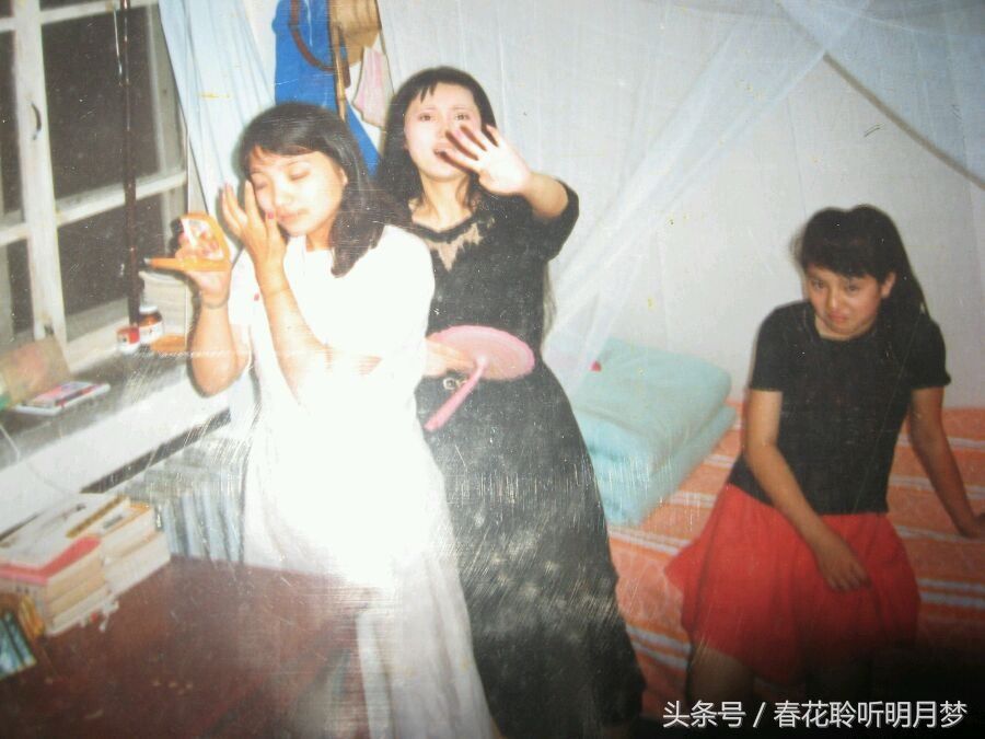 87版林黛玉的幕后生活照,在宿舍里,陈晓旭手挡镜头不让拍摄