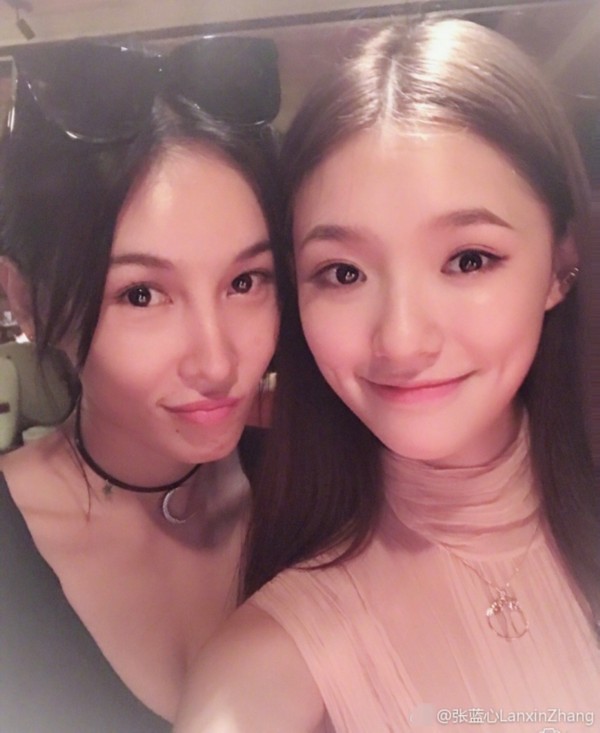 林允张蓝心七夕"秀恩爱" 没男票可晒 晒个女票