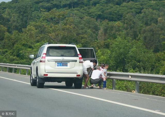 "人在囧途,高速上尿急没服务区大家怎么办?活人不能被尿逼死