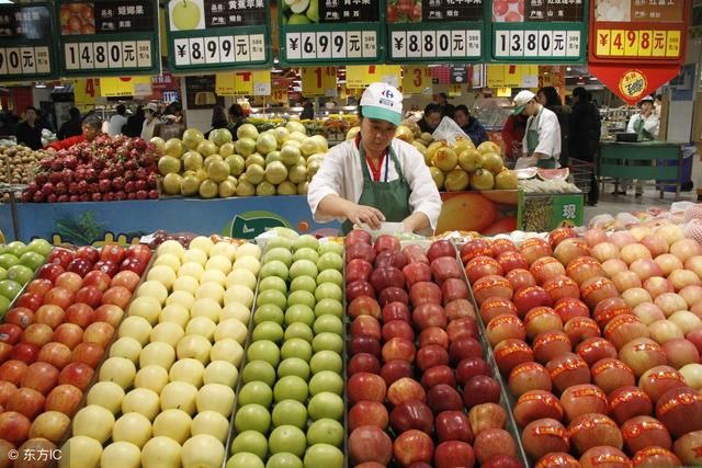 超市水果摊的秘密:超市大妈对水果摊位做了什么手脚?