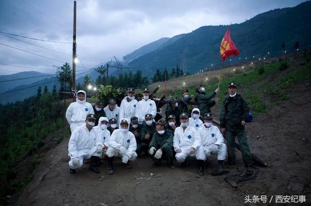 5月28日,映秀镇掩埋遇难者遗体的武警官兵