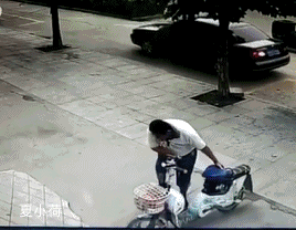 搞笑gif:雪天路滑不用愁,穿双防滑鞋就好了!