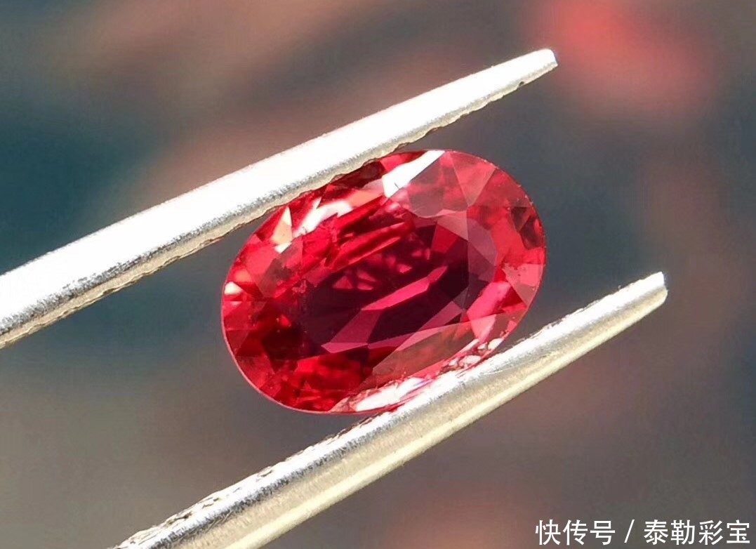 在红宝石颜色的分级体系中,依次分为:鸽血红(pigeon