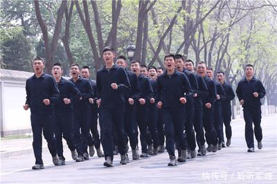 解放军17式体能服来啦!有战友:穿上跑十公里能快5分钟