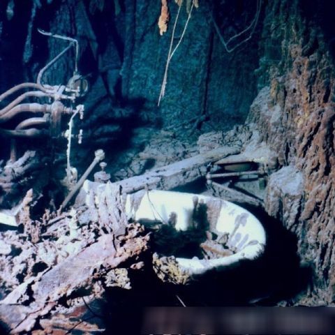 实拍水下的泰坦尼克号残骸!还有游客的皮鞋衣服等!真的太痛心
