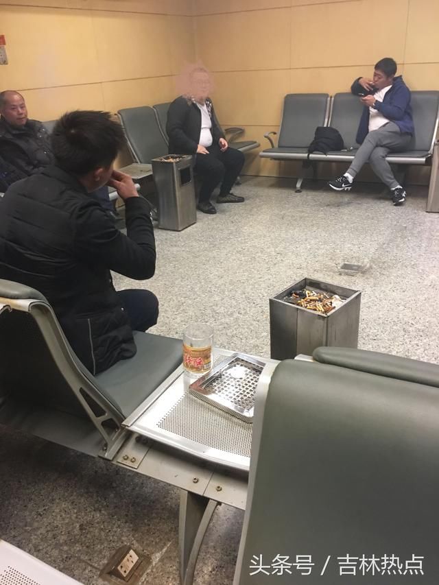 机场的吸烟室啥样的大家见过吗!