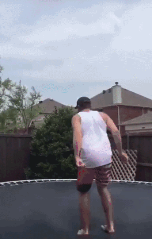 搞笑gif:尿尿也要偷看吗?这下好了,好喝吗?