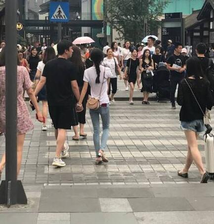 6月21日,有网友在成都太古里偶遇王思聪豆得儿,只见二人手牵手走在街