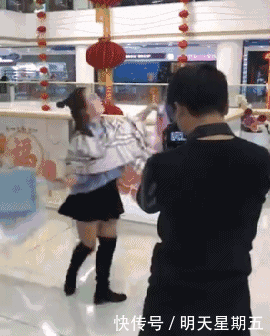 搞笑:妹子,脚抬得这么高,你就一点都不担心走光吗?尴尬了