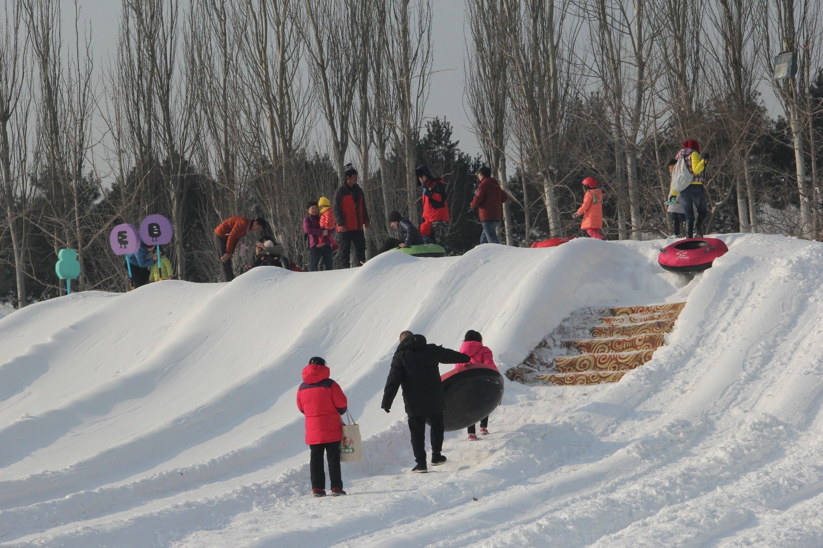 "首届西山泼雪狂欢节"亮相西山冰雪乐园