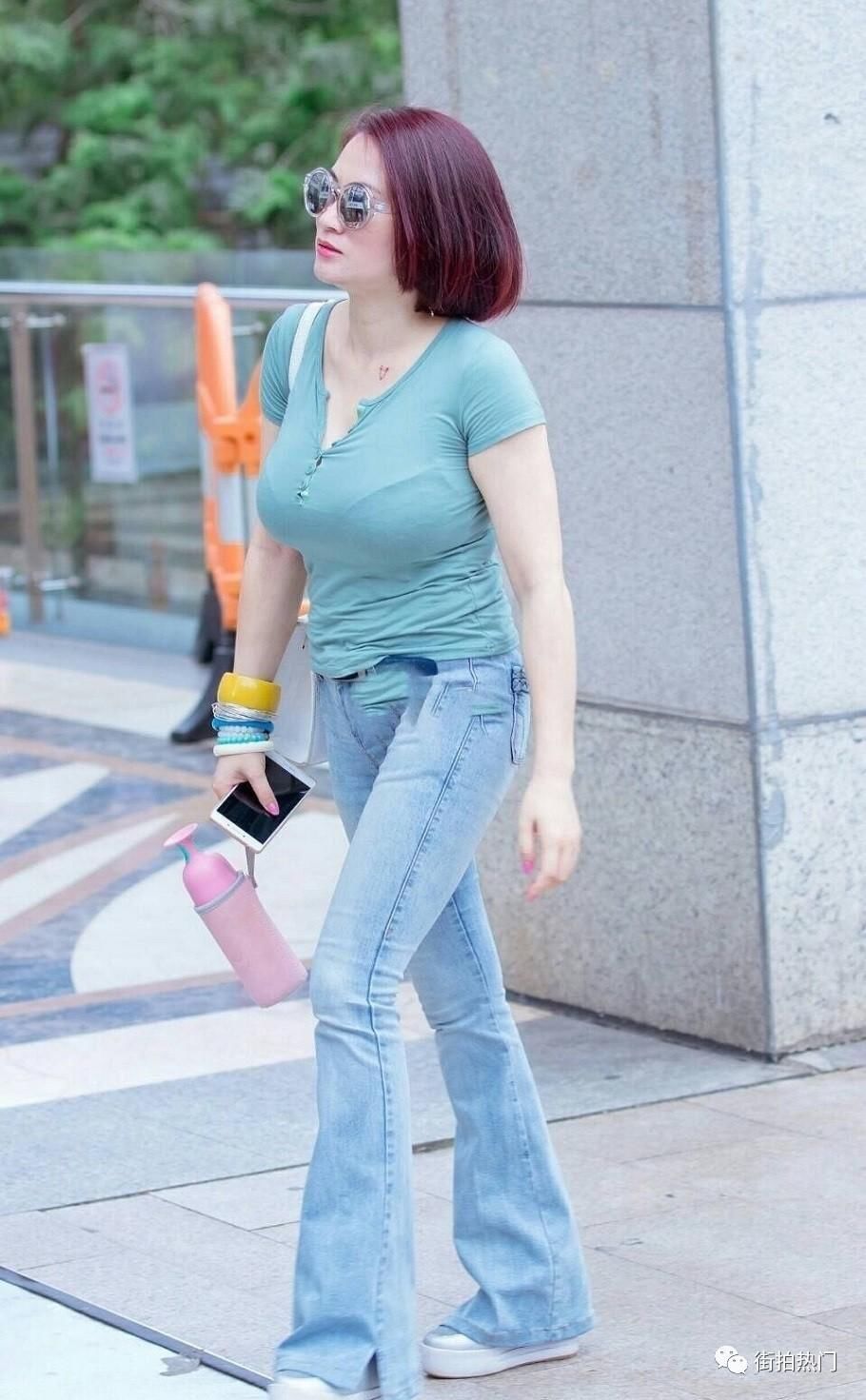 街拍:极品丰满大波熟女,感觉快要爆开了