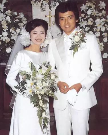 在山口百惠和三浦友和那场举世瞩目的婚礼上,他是最重要的证婚人.