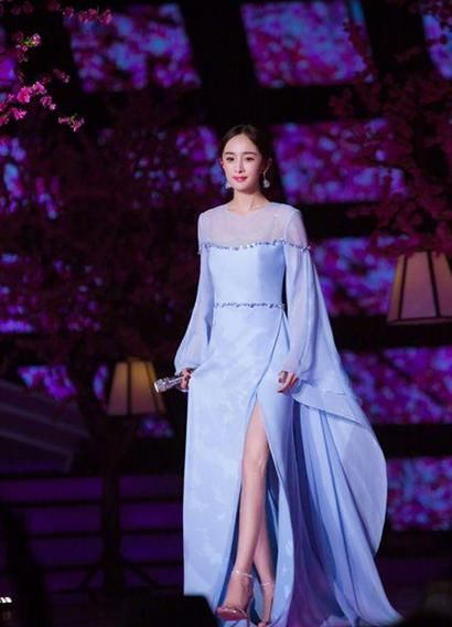 水蓝色长裙美成画中人,网友:赵丽颖这
