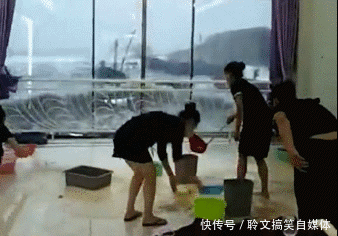 搞笑gif:妹子正给你拍照呢,你能不能正常点的表情