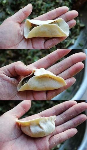 此做法来源于糖三角,将饺子皮分三个角向上包起,捏好即可.