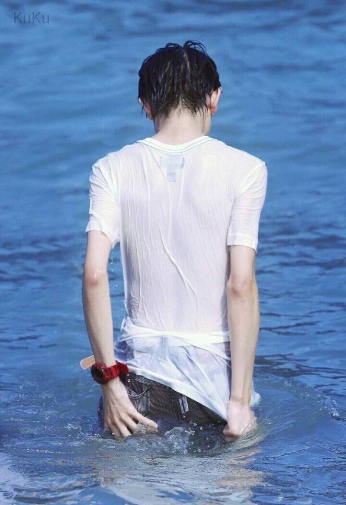 王源录节目浑身湿透 眉清目秀超级害羞