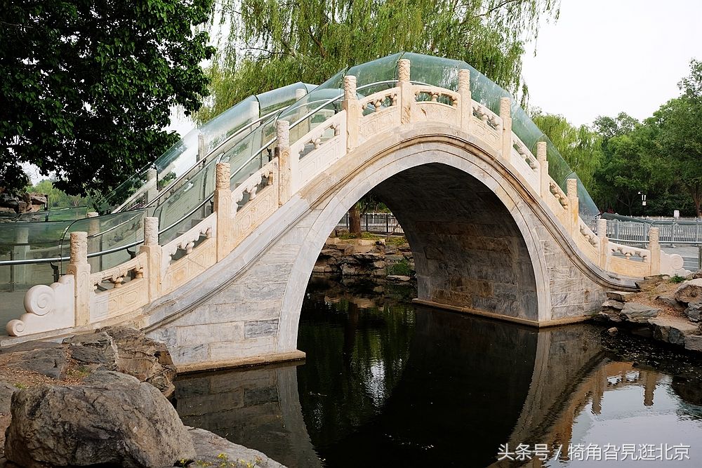 这座桥是近年复建的,与圆明园其他很多新建的石桥相比,这座石拱桥使用