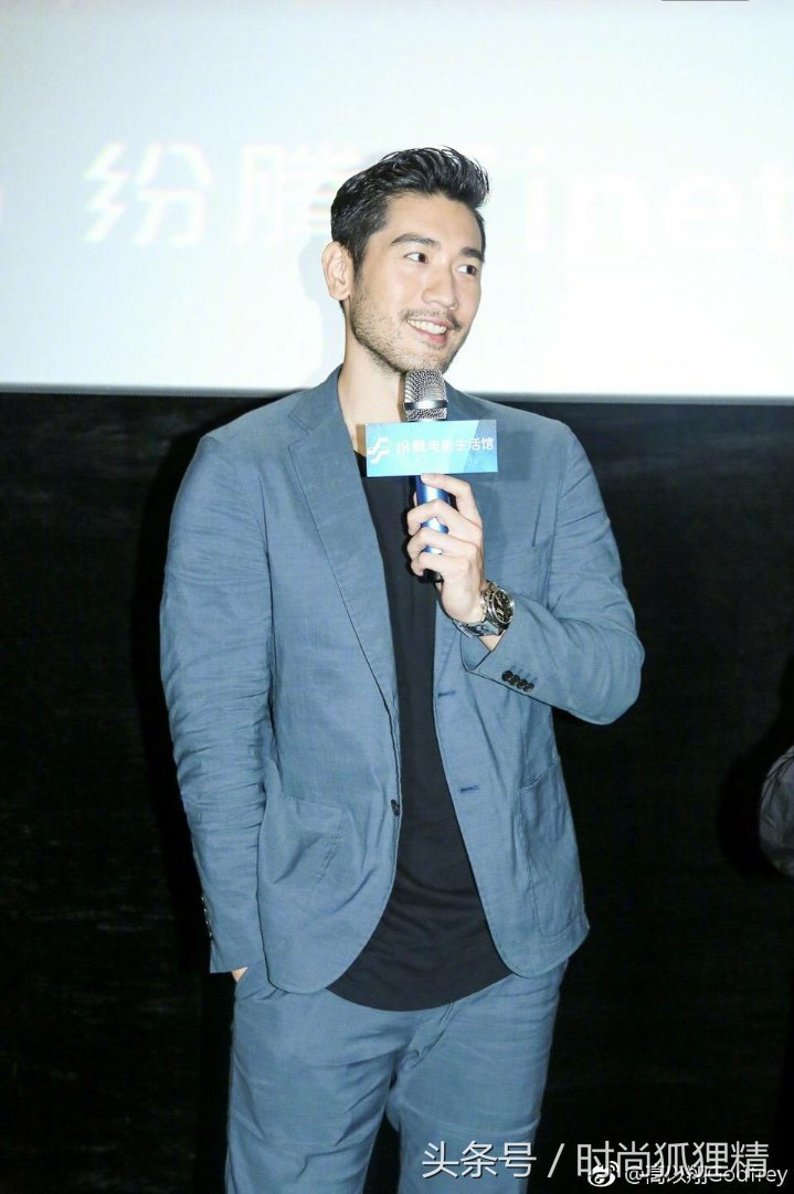 高以翔在杭州电影院跑路演,宣传自己的新电影《情遇曼哈顿》.