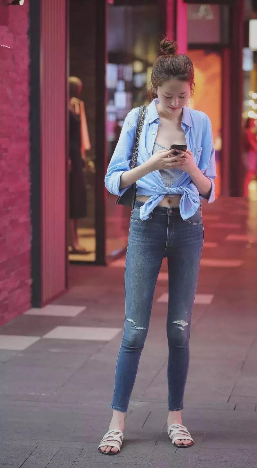 街拍:丸子头女生才是真正的魔鬼身材,还有谁!