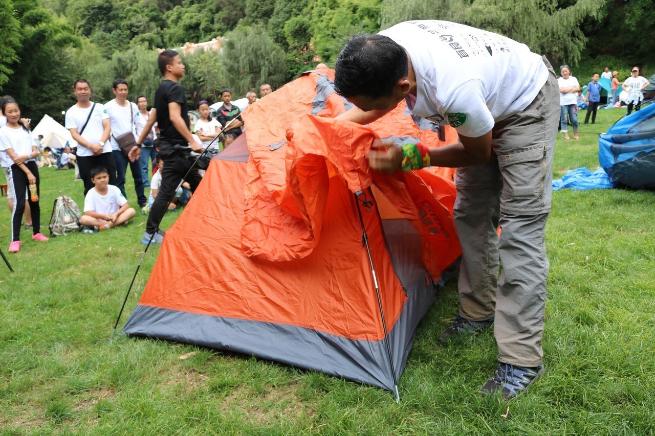 主办方为一众喜爱露营的"驴友"们安排了搭帐篷比赛,对于新手来说,要