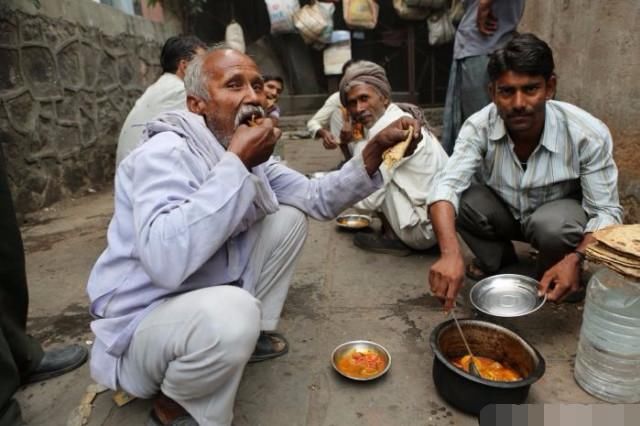 印度的小孩子普遍从小没有收到过义务教育,毕竟这是一个饭都吃不起的