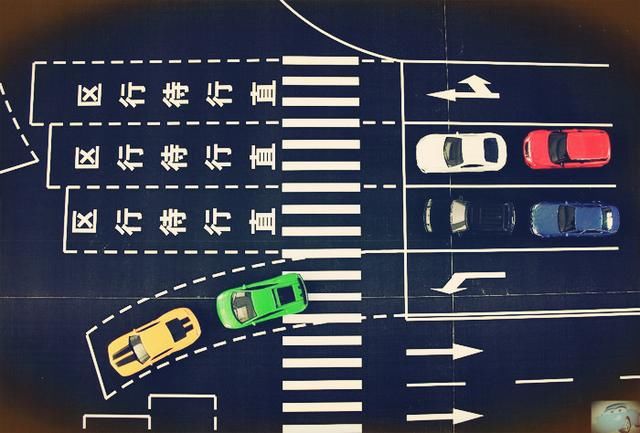 新手最晕圈的路口:何时进入左转待转区?直行待行区到底怎么走?
