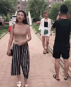 大街上看见姑娘在吹气球,走近一看,她居然吹这个,大妈